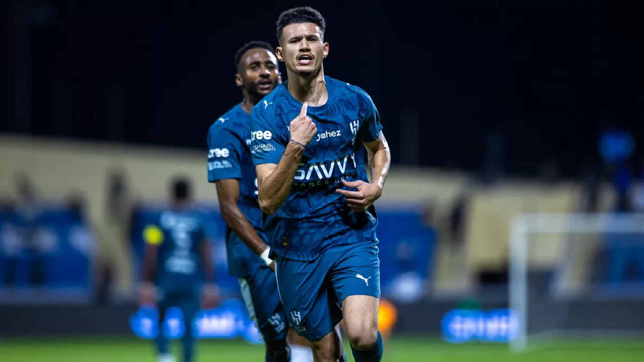 الهلال يصمد رغم الضغوط.. كشف طاولة العرض المنافس المقلوبة